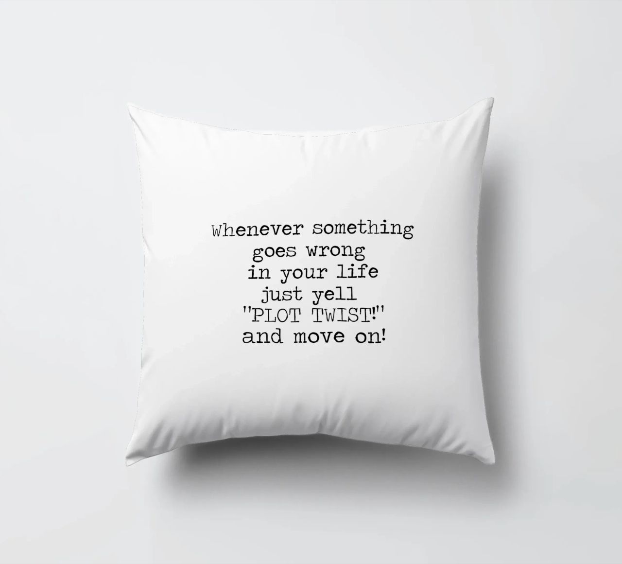 Ogni volta che qualcosa va storto urlate semplicemente colpo di scena! Citazione cuscino da Summer Soul Co. - Quotes