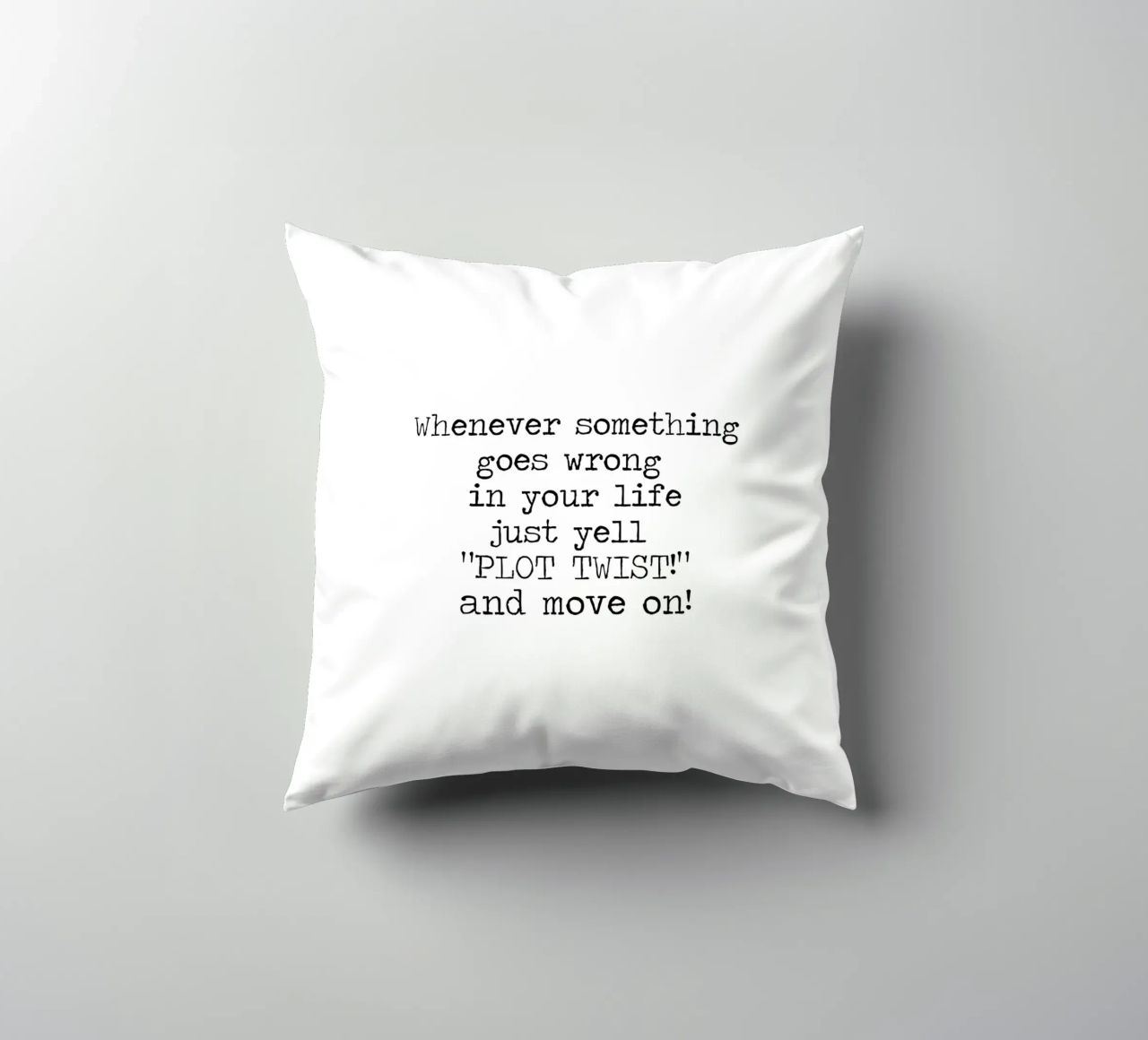 Ogni volta che qualcosa va storto urlate semplicemente colpo di scena! Citazione cuscino da Summer Soul Co. - Quotes