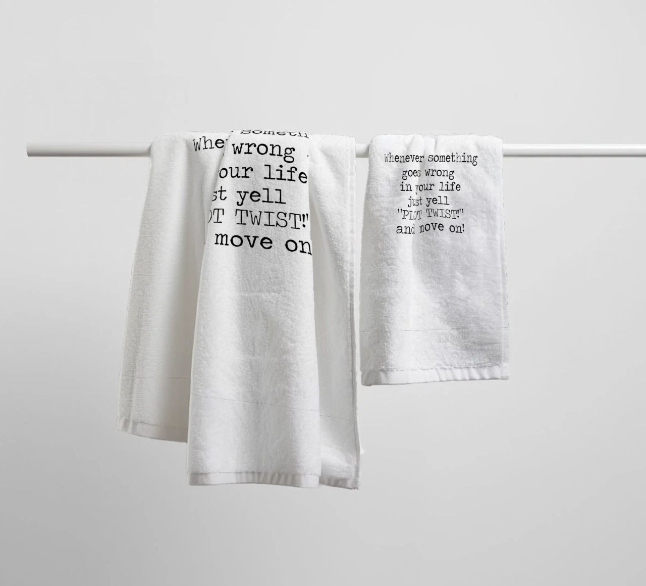 Immer, wenn etwas schief geht, schreien Sie einfach "Plot Twist"! Zitat Handtuch von Summer Soul Co. - Quotes