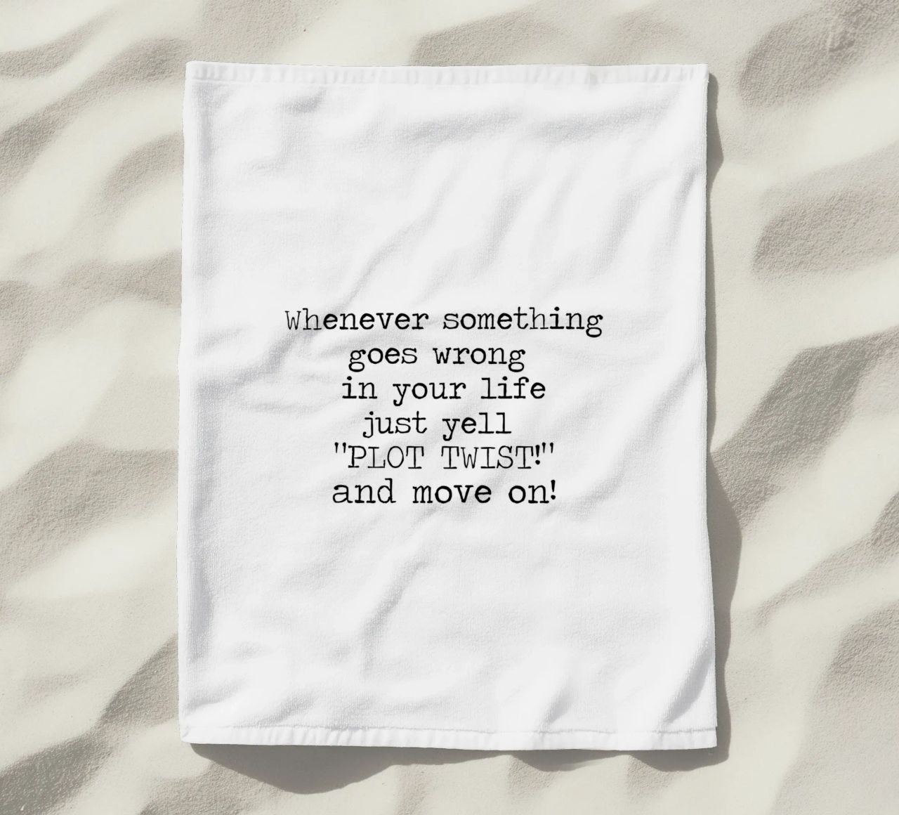 Ogni volta che qualcosa va storto urlate semplicemente colpo di scena! Citazione telo mare da Summer Soul Co. - Quotes