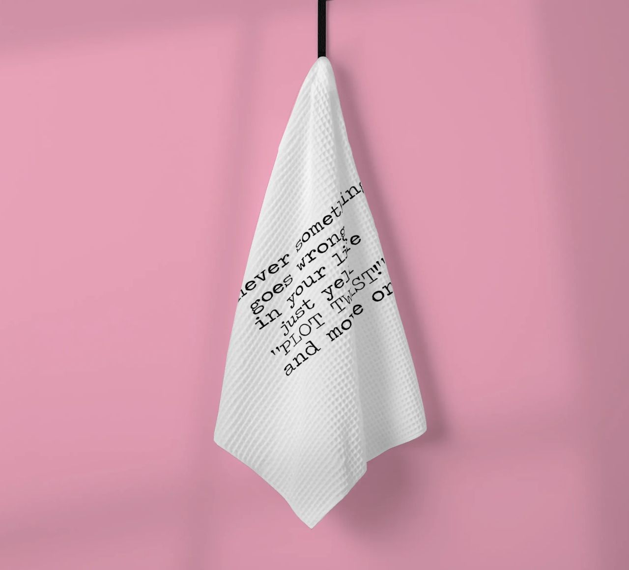 Immer, wenn etwas schief geht, schreien Sie einfach "Plot Twist"! Zitat Geschirrtuch von Summer Soul Co. - Quotes