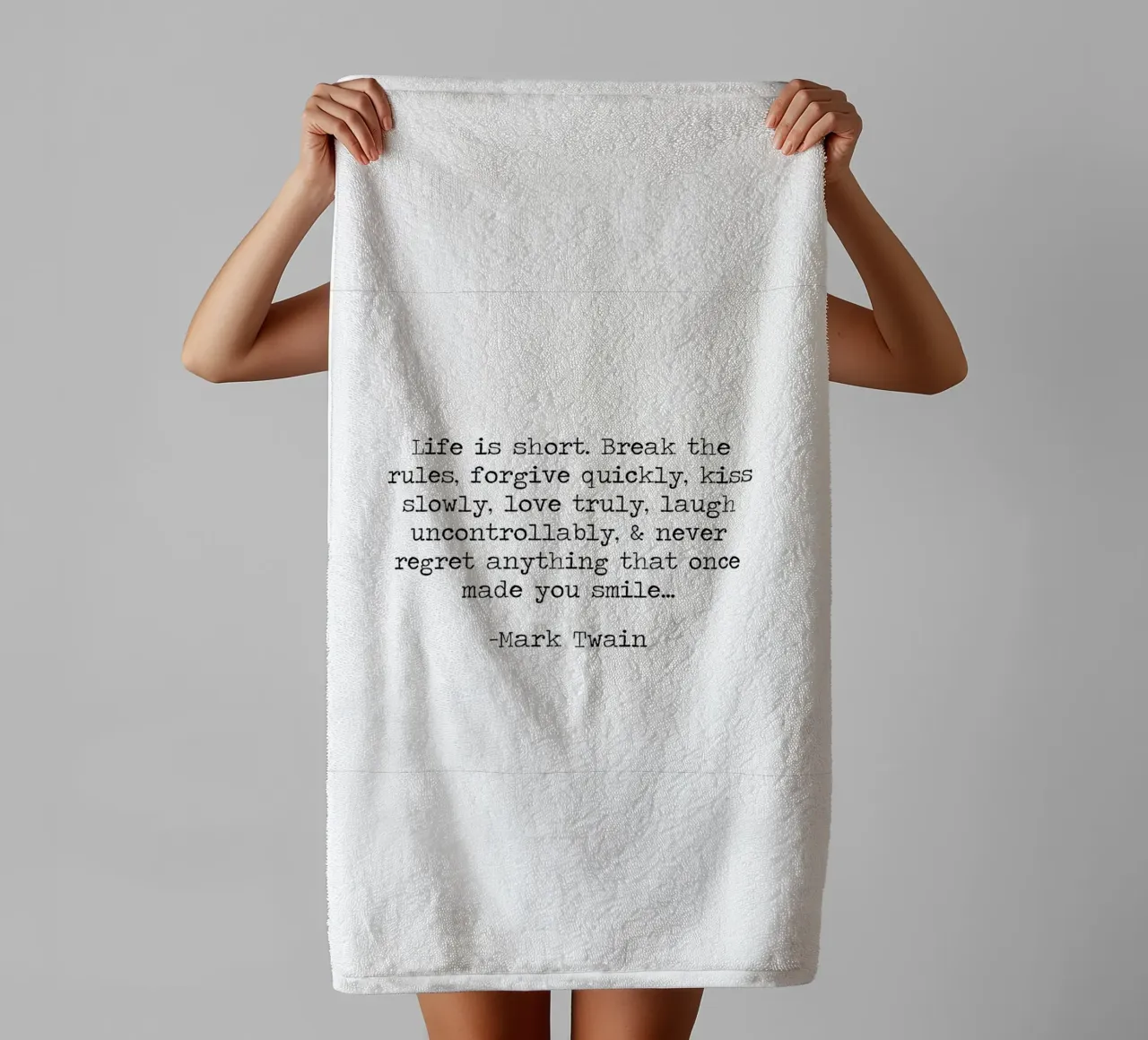 La vita è breve, infrangi le regole - Mark Twain Citazione asciugamano da bagno da Summer Soul Co. - Quotes