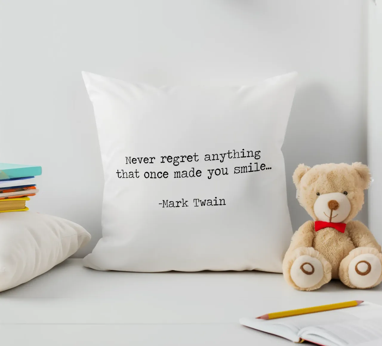 Non rimpiangere mai nulla che ti abbia fatto sorridere -Mark Twain cuscino da Summer Soul Co. - Quotes