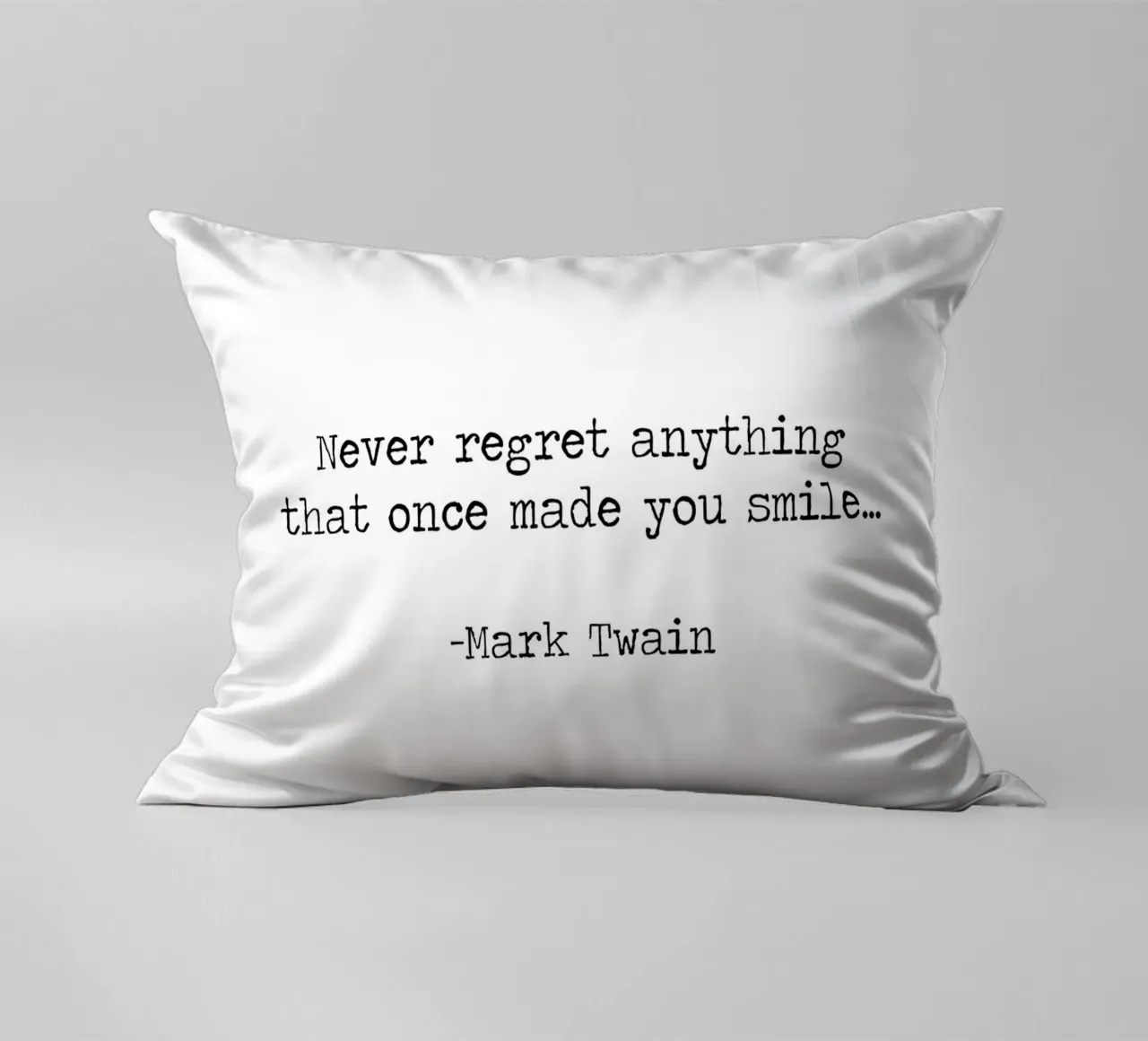 Non rimpiangere mai nulla che ti abbia fatto sorridere -Mark Twain cuscino da Summer Soul Co. - Quotes