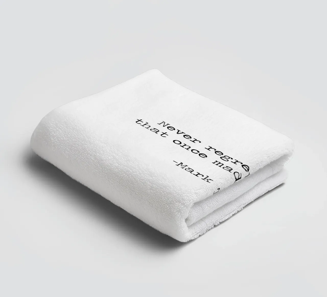 Non rimpiangere mai nulla che ti abbia fatto sorridere -Mark Twain asciugamano da bagno da Summer Soul Co. - Quotes