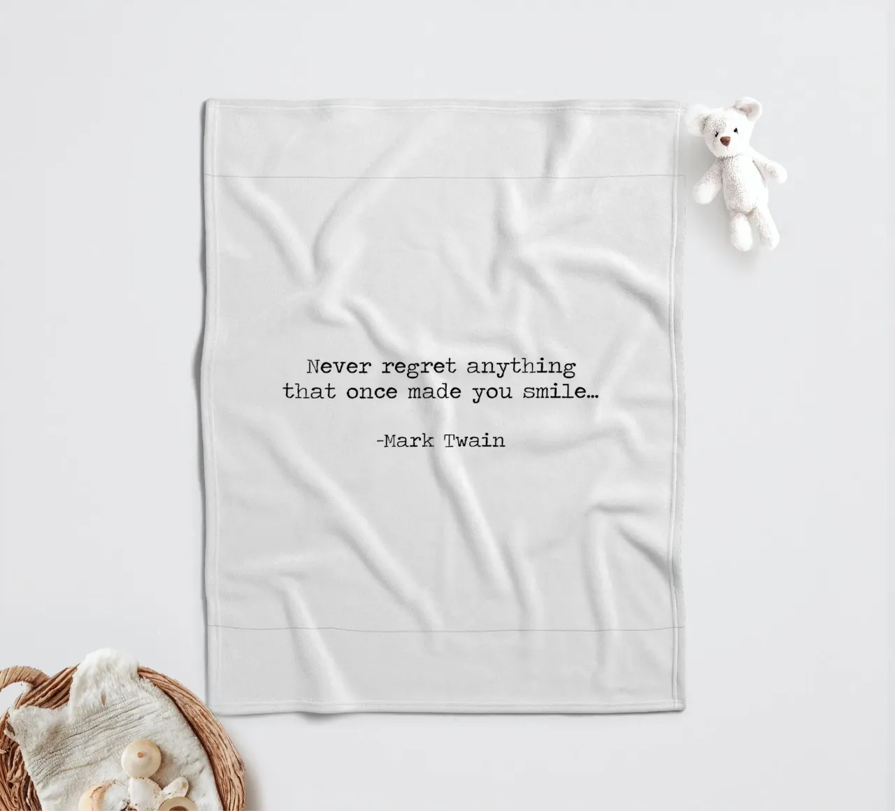 Non rimpiangere mai nulla che ti abbia fatto sorridere -Mark Twain coperta in pile da Summer Soul Co. - Quotes