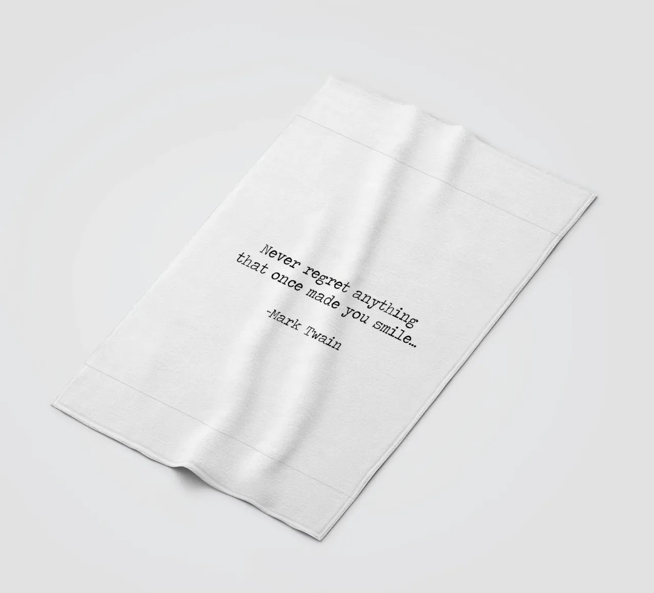 Non rimpiangere mai nulla che ti abbia fatto sorridere -Mark Twain coperta in pile da Summer Soul Co. - Quotes
