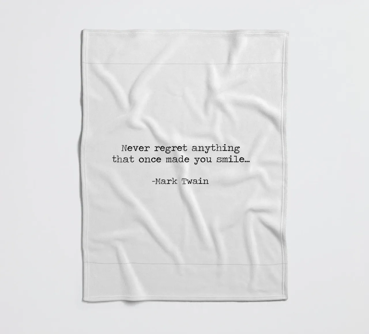 Non rimpiangere mai nulla che ti abbia fatto sorridere -Mark Twain coperta in pile da Summer Soul Co. - Quotes