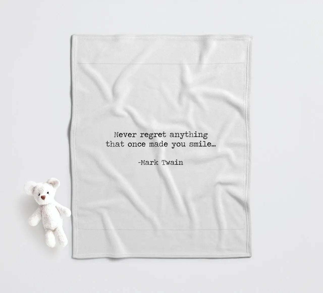 Non rimpiangere mai nulla che ti abbia fatto sorridere -Mark Twain coperta in pile da Summer Soul Co. - Quotes