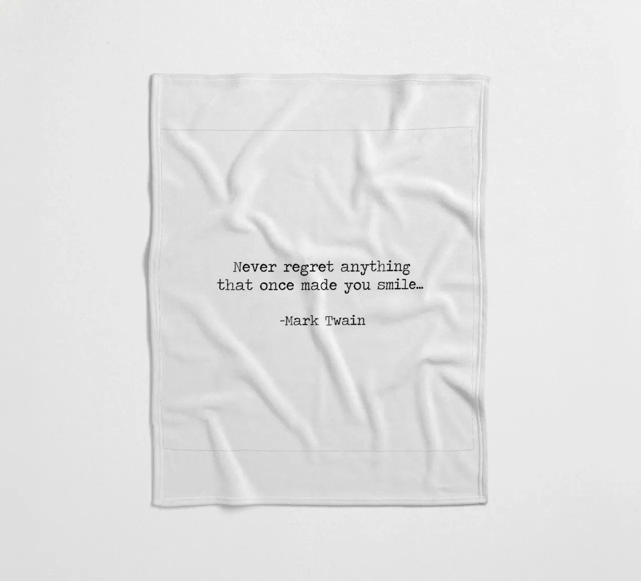 Non rimpiangere mai nulla che ti abbia fatto sorridere -Mark Twain coperta in pile da Summer Soul Co. - Quotes