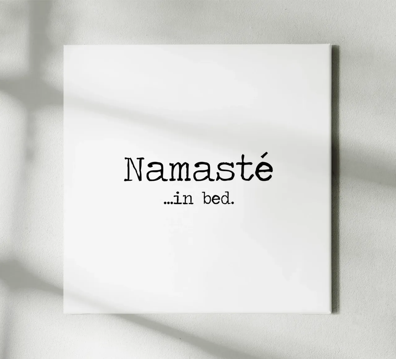 Namasté im Bett Zitat minimalistisch schwarz und weiß Schreibmaschine Leinwand mit Schattenfugenrahmen von Summer Soul Co. - Quotes