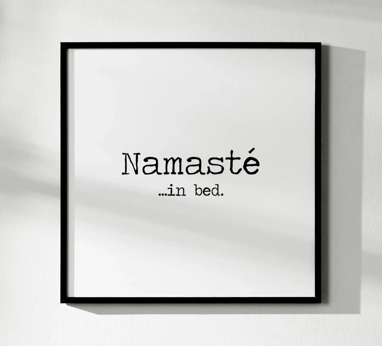 Namasté im Bett Zitat minimalistisch schwarz und weiß Schreibmaschine Poster von Summer Soul Co. - Quotes