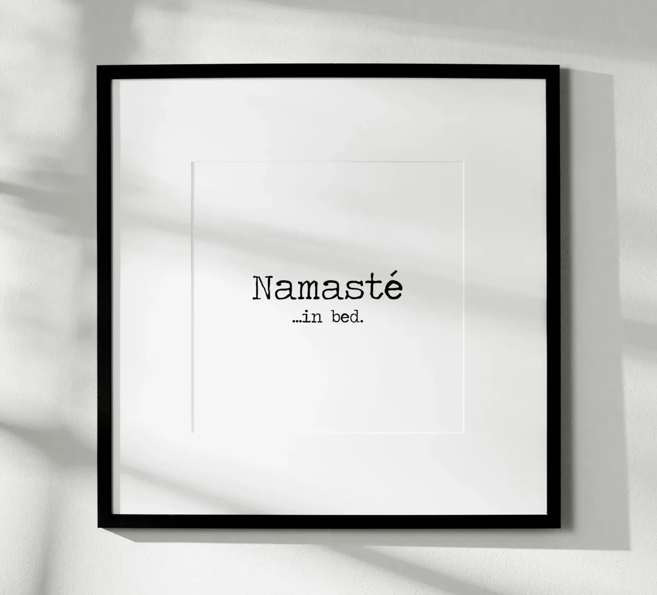 Namasté im Bett Zitat minimalistisch schwarz und weiß Schreibmaschine Poster von Summer Soul Co. - Quotes
