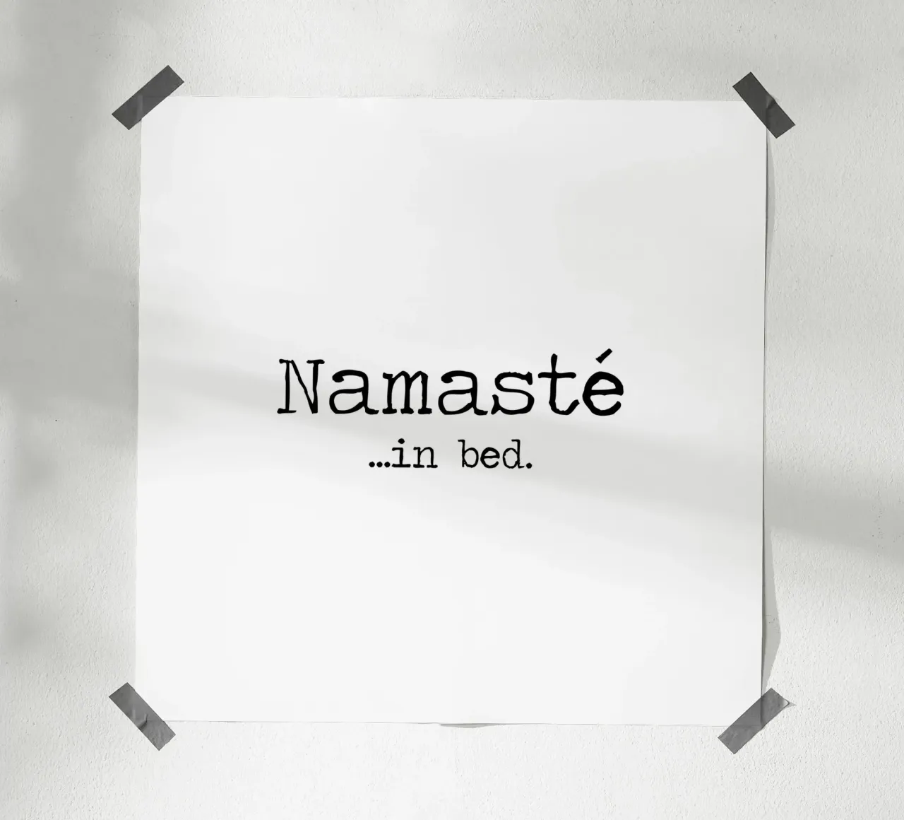 Namasté im Bett Zitat minimalistisch schwarz und weiß Schreibmaschine Poster von Summer Soul Co. - Quotes
