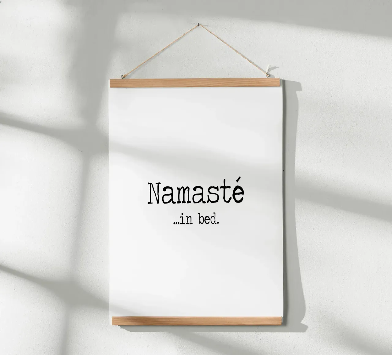 Namasté im Bett Zitat minimalistisch schwarz und weiß Schreibmaschine Poster von Summer Soul Co. - Quotes
