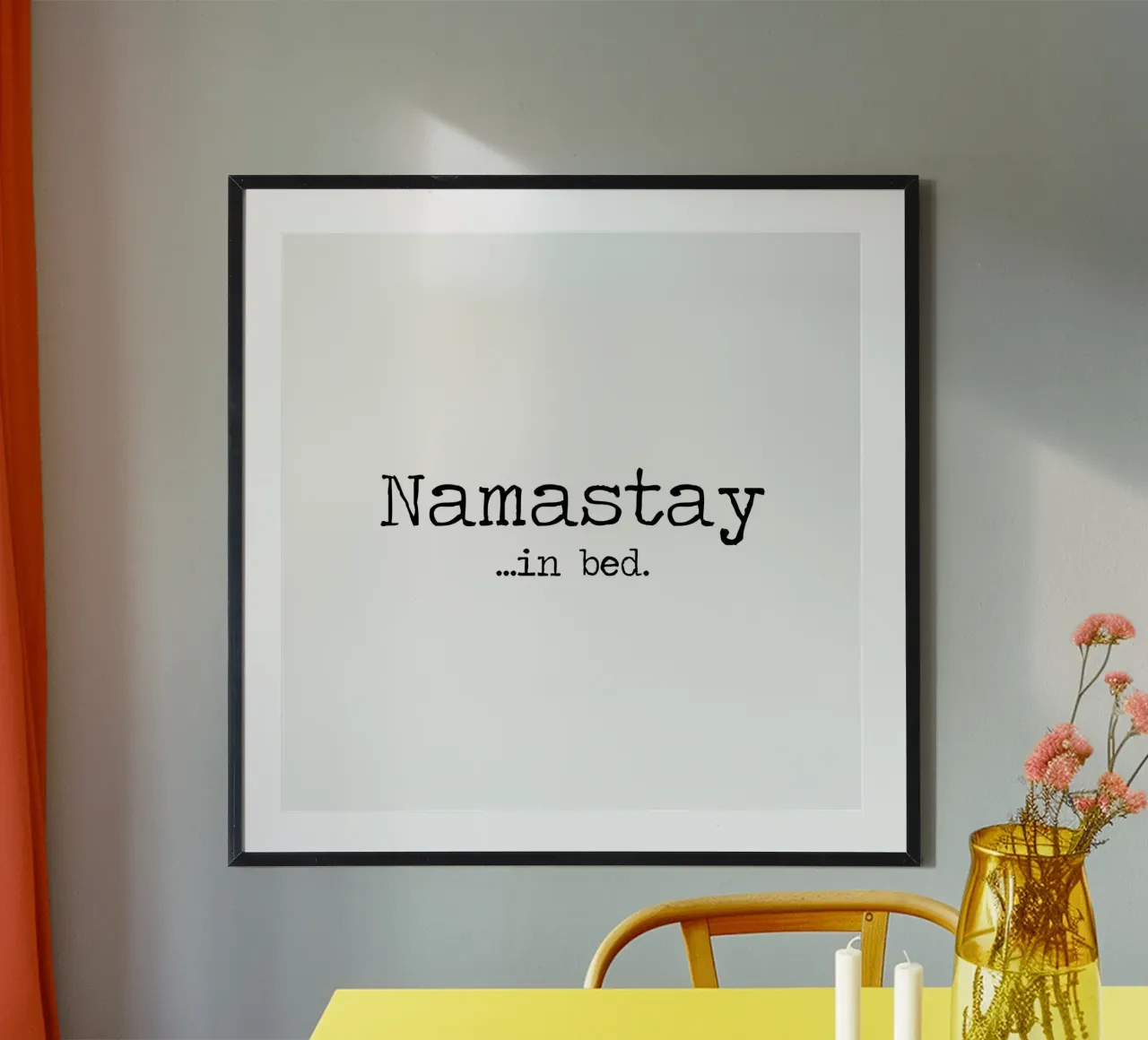 Namastay in Bed Quote minimalista in bianco e nero Yoga art poster con telaio in legno da Summer Soul Co. - Quotes