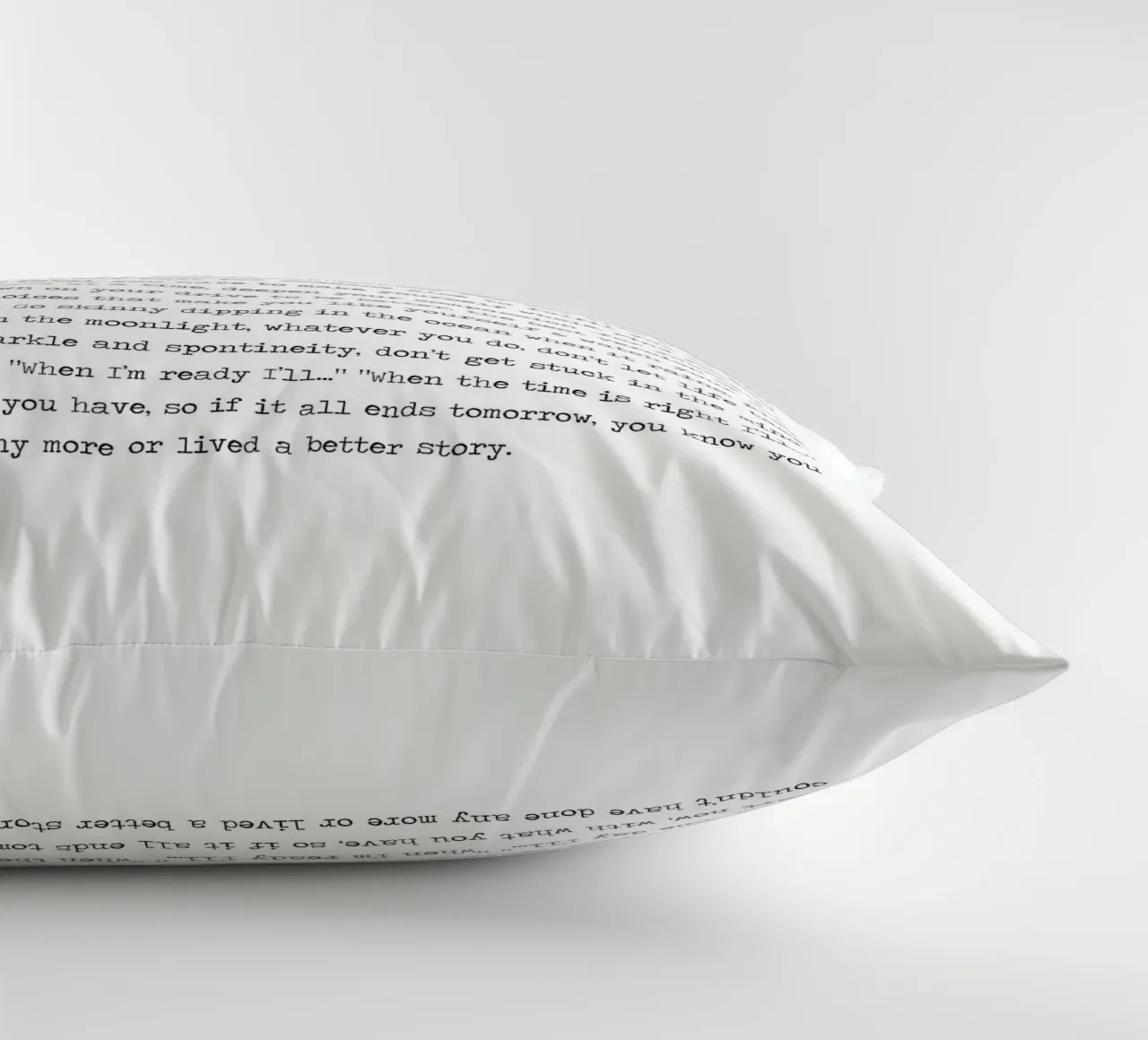Life Live Now Citazione minimalista in bianco e nero cuscino da Summer Soul Co. - Quotes