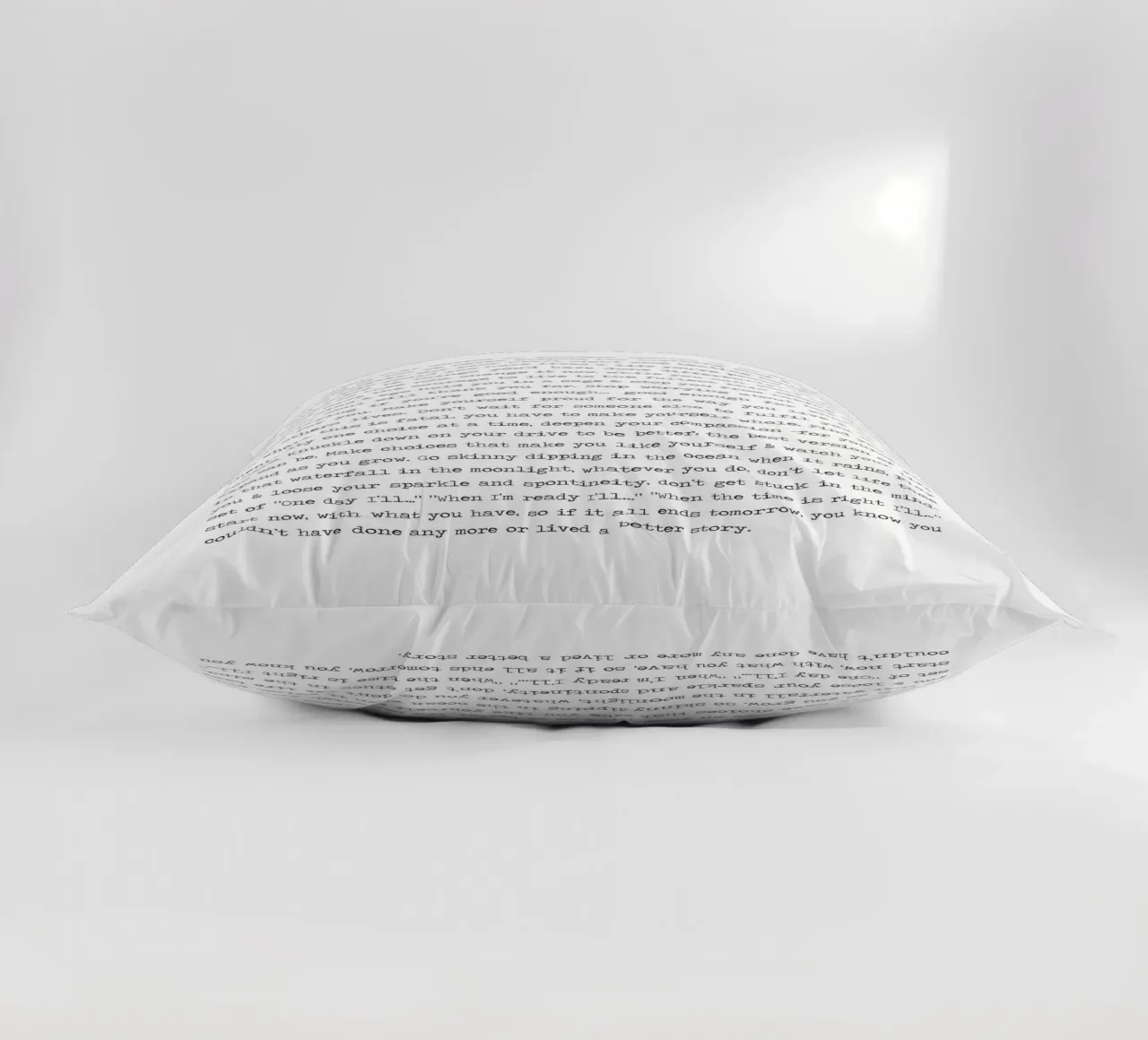 Life Live Now Citazione minimalista in bianco e nero cuscino da Summer Soul Co. - Quotes