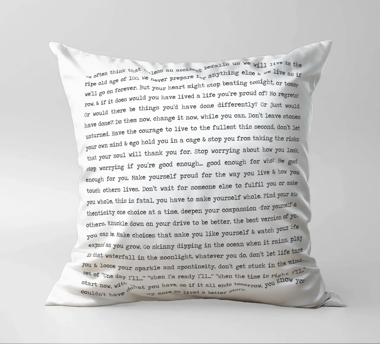 Life Live Now Citazione minimalista in bianco e nero cuscino da Summer Soul Co. - Quotes