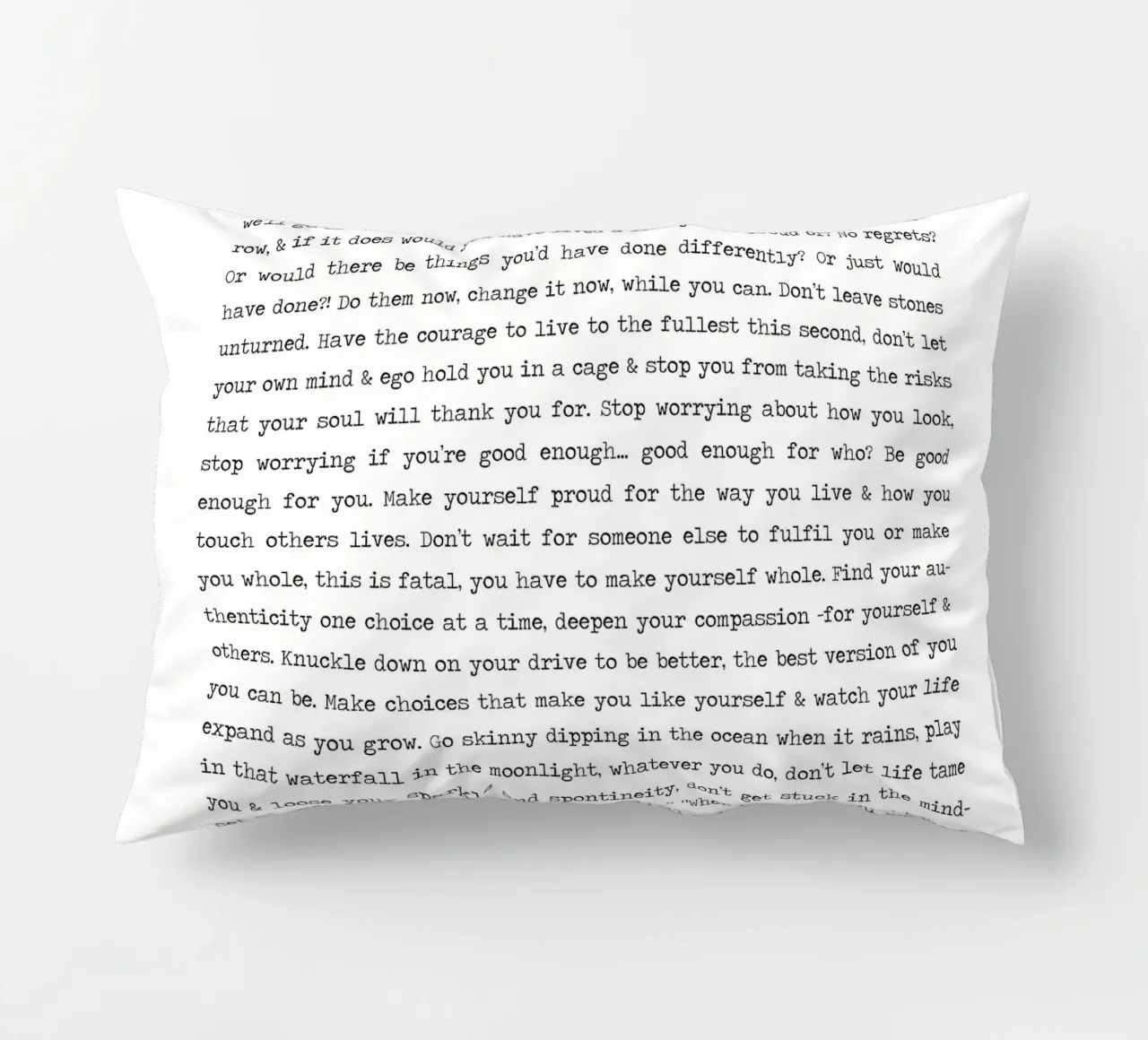 Life Live Now Citazione minimalista in bianco e nero cuscino da Summer Soul Co. - Quotes