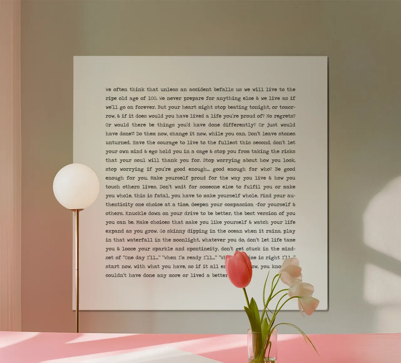 Life Live Now Citazione minimalista in bianco e nero poster con telaio in legno da Summer Soul Co. - Quotes