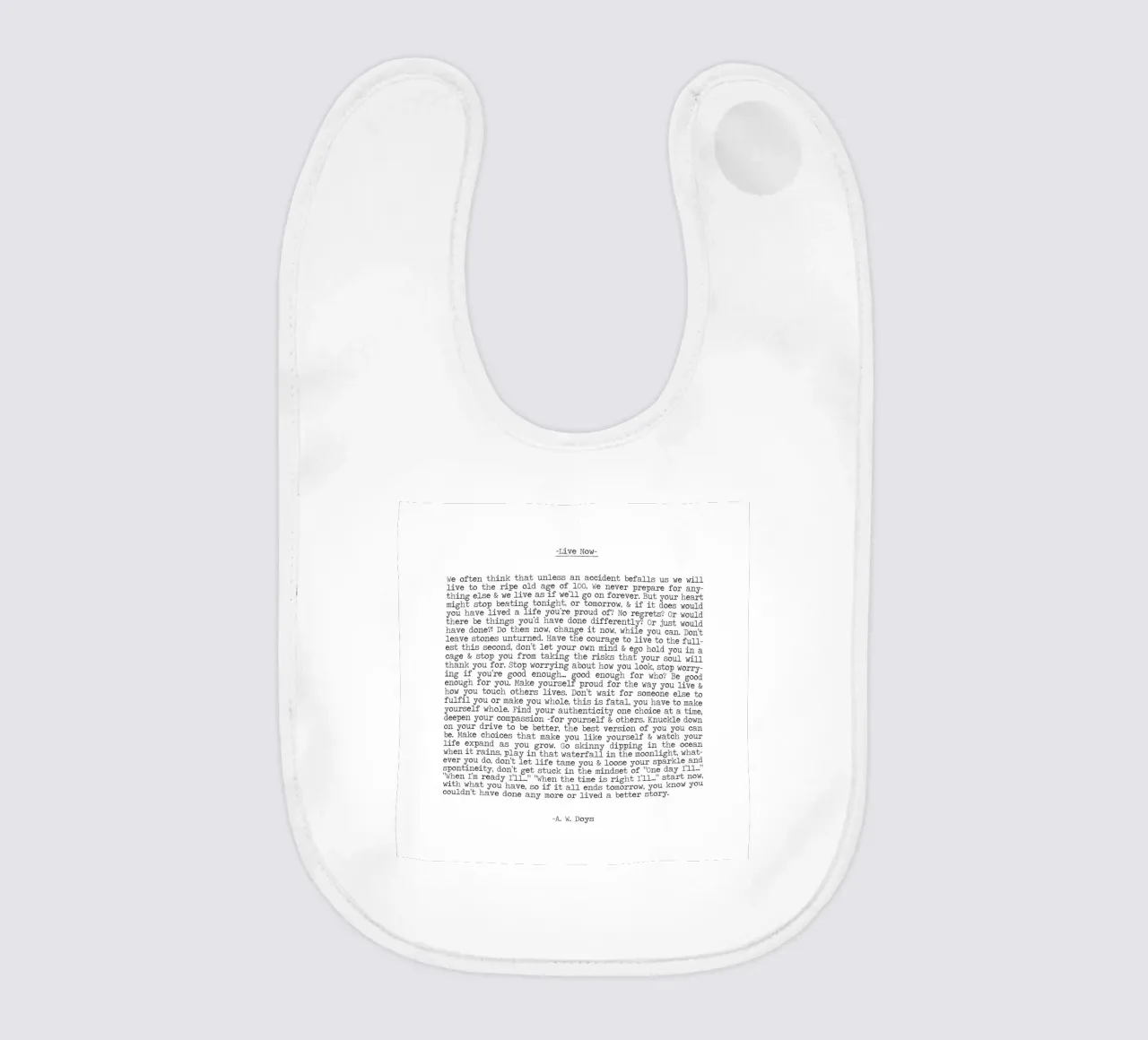 Live Now A W Doys citazione minimalista in bianco e nero bavaglino da Summer Soul Co. - Quotes