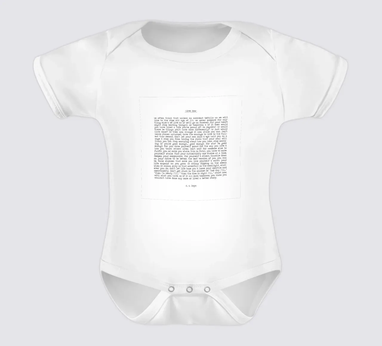Live Now A W Doys citazione minimalista in bianco e nero body neonato maniche corte da Summer Soul Co. - Quotes