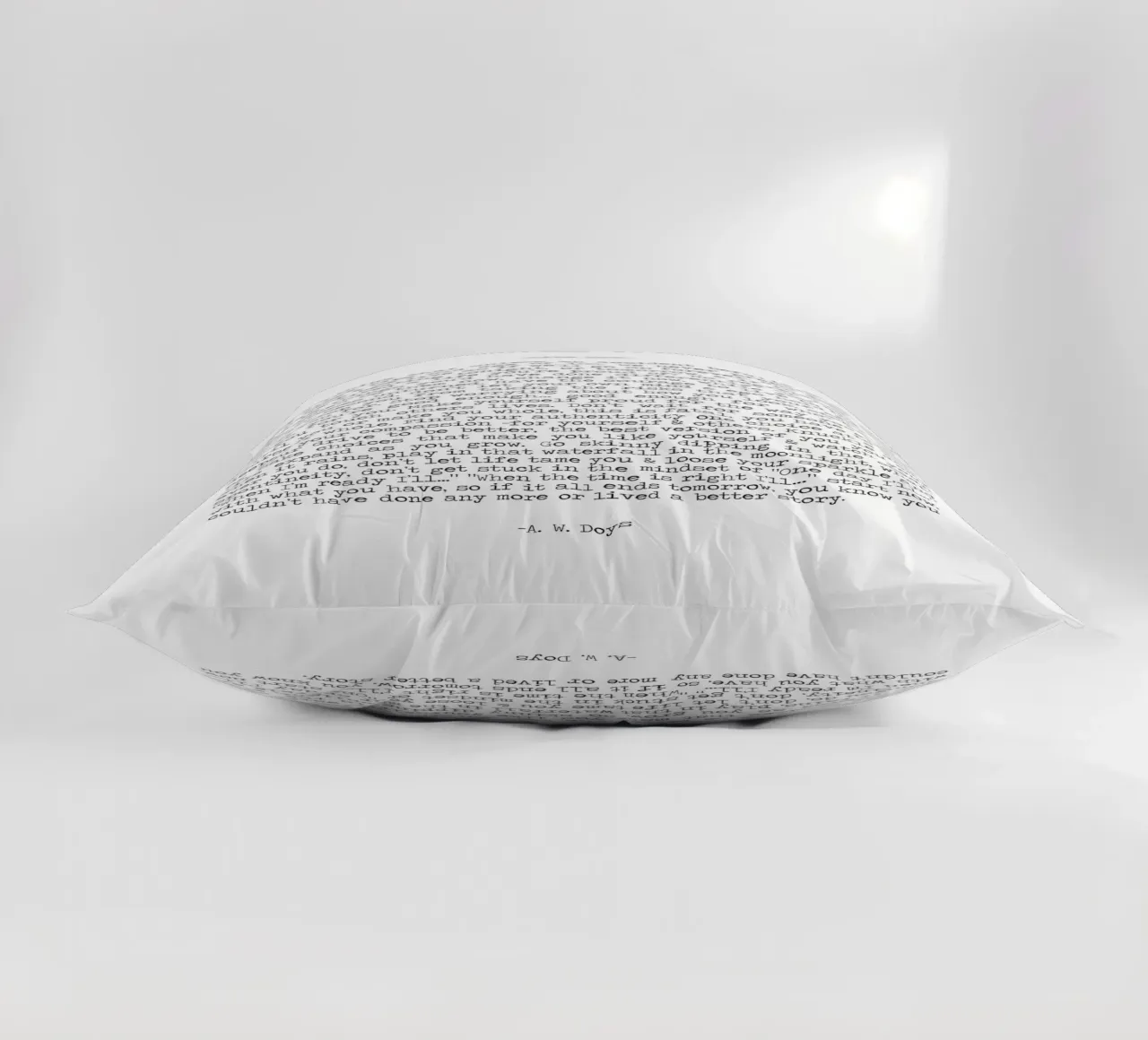 Live Now A W Doys citazione minimalista in bianco e nero cuscino da Summer Soul Co. - Quotes