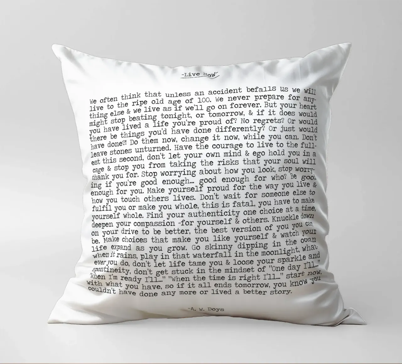 Live Now A W Doys citazione minimalista in bianco e nero cuscino da Summer Soul Co. - Quotes