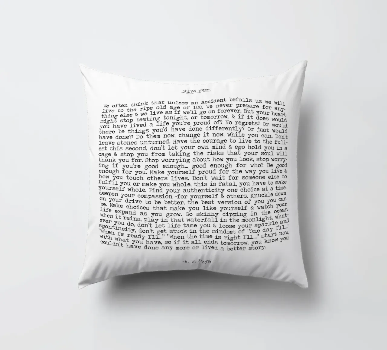 Live Now A W Doys citazione minimalista in bianco e nero cuscino da Summer Soul Co. - Quotes