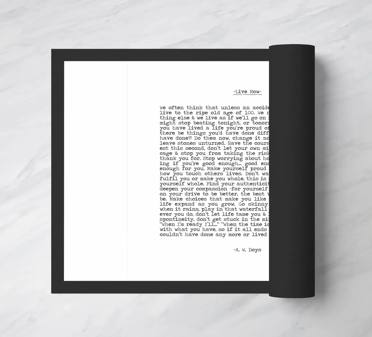 Live Now A W Doys citazione minimalista in bianco e nero zerbino da Summer Soul Co. - Quotes
