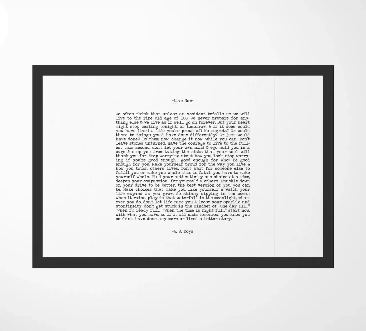 Live Now A W Doys citazione minimalista in bianco e nero zerbino da Summer Soul Co. - Quotes