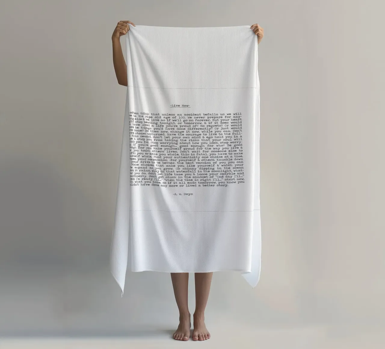 Live Now A W Doys citazione minimalista in bianco e nero telo mare da Summer Soul Co. - Quotes
