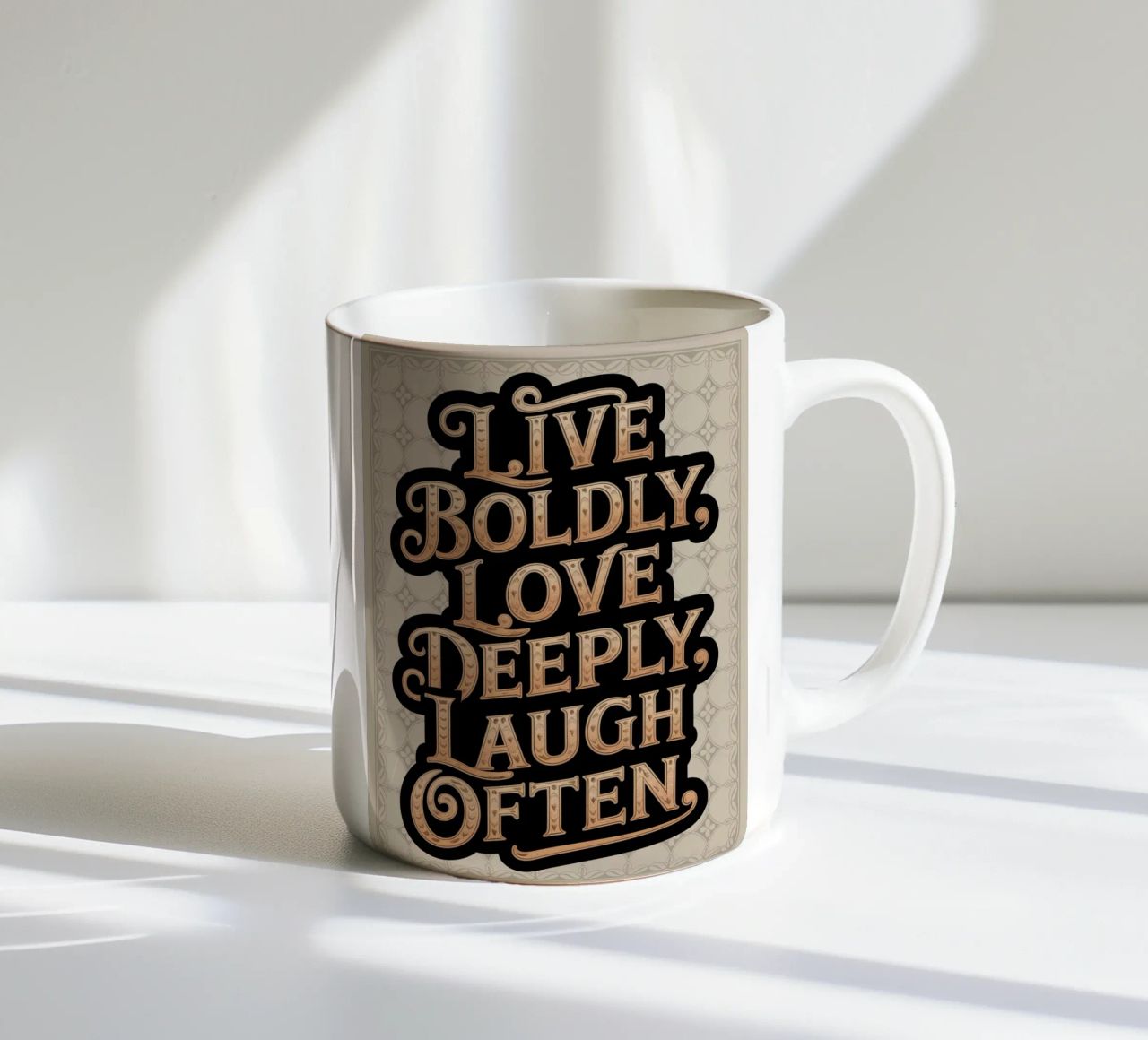 VIVERE CON CORAGGIO, AMARE PROFONDAMENTE, RIDERE SPESSO. tazza in ceramica da logic