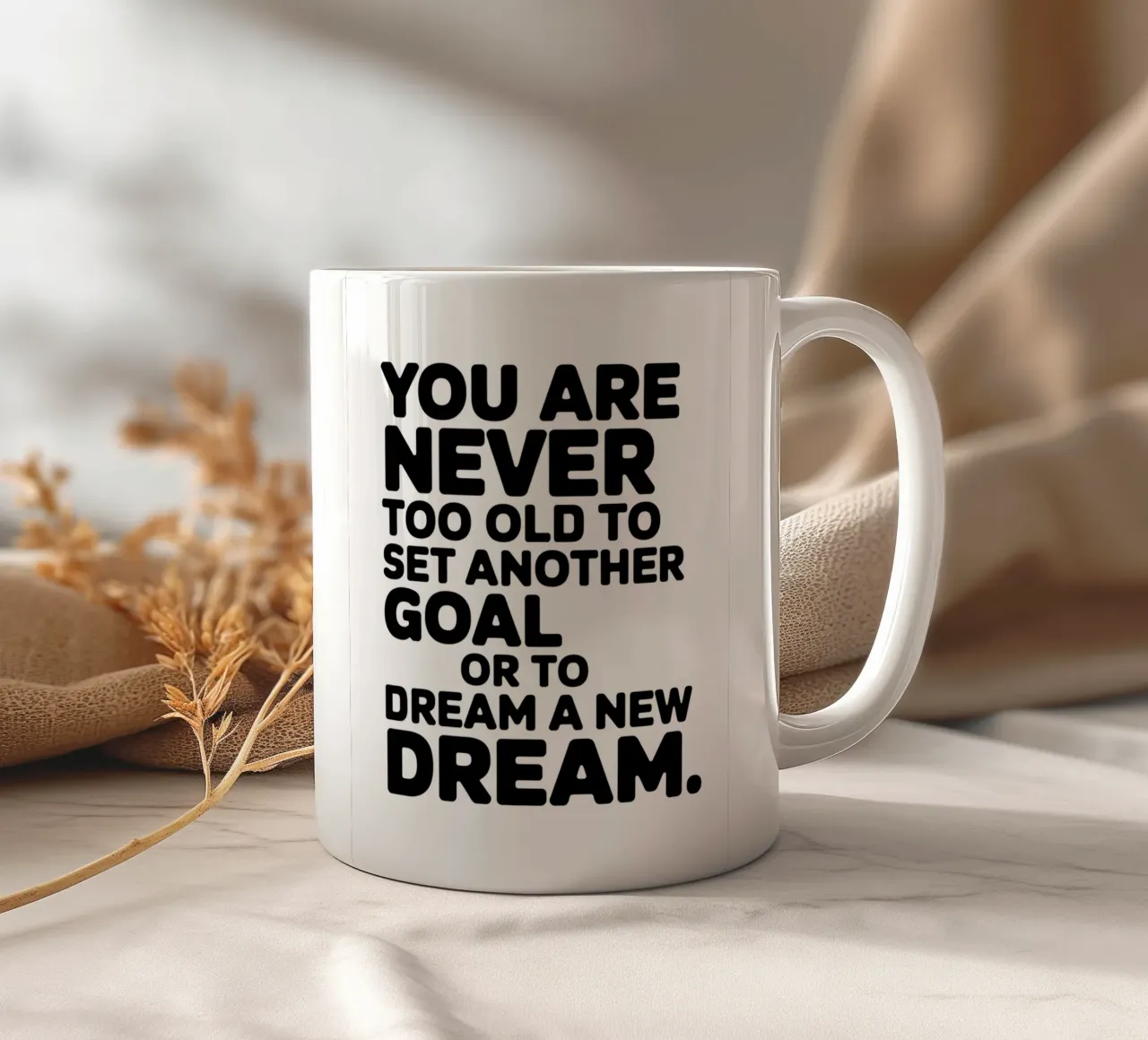 MAN IST NIE ZU ALT, UM SICH EIN NEUES ZIEL ZU SETZEN ODER EINEN NEUEN TRAUM ZU VERWIRKLICHEN Keramik Tasse von logic