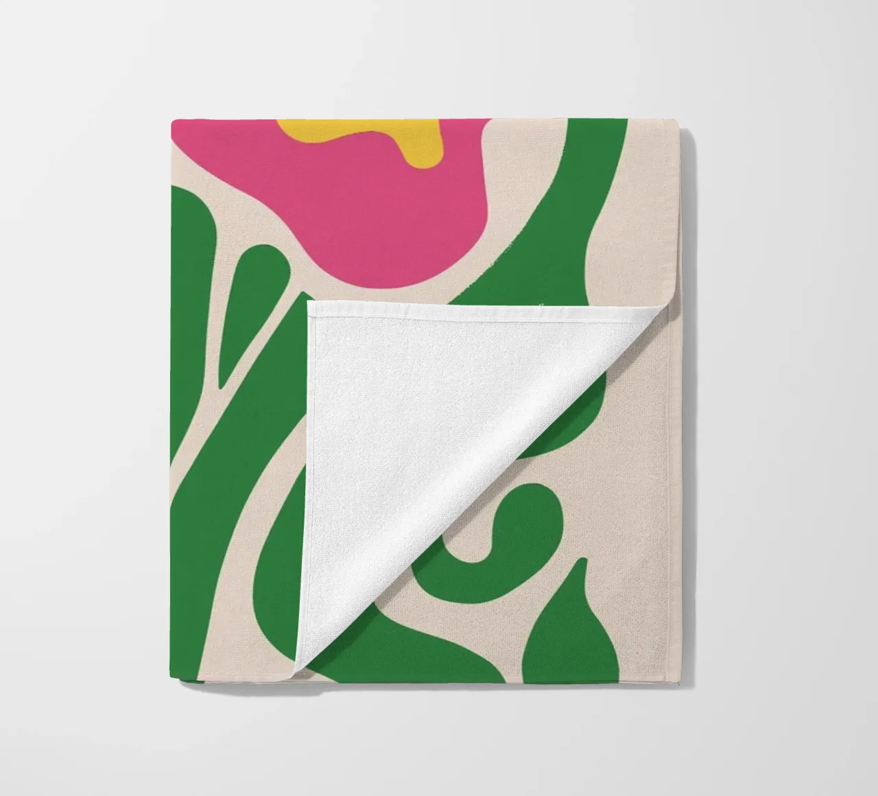 Speels roze gebakken ei en bloemstilleven strandhanddoek van Autofocus
