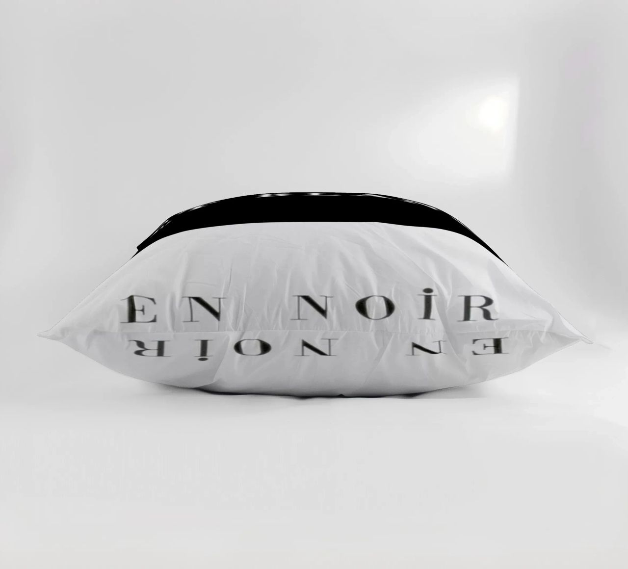 Et blanc en noir cuscino da Danny Ivan