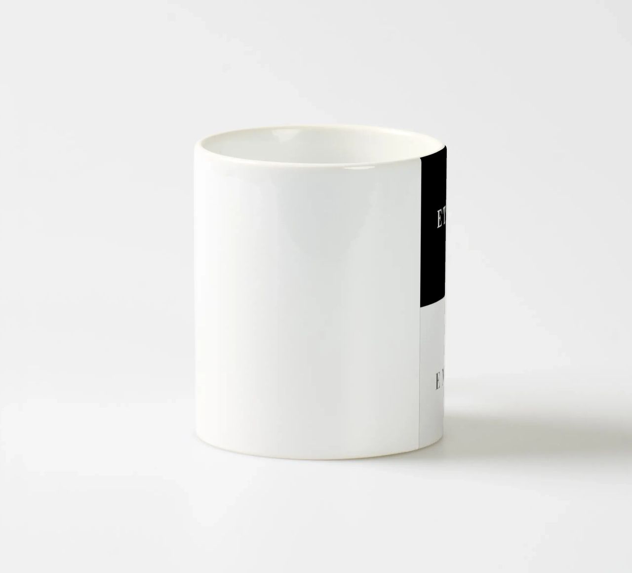 Et blanc en noir tazza in ceramica da Danny Ivan