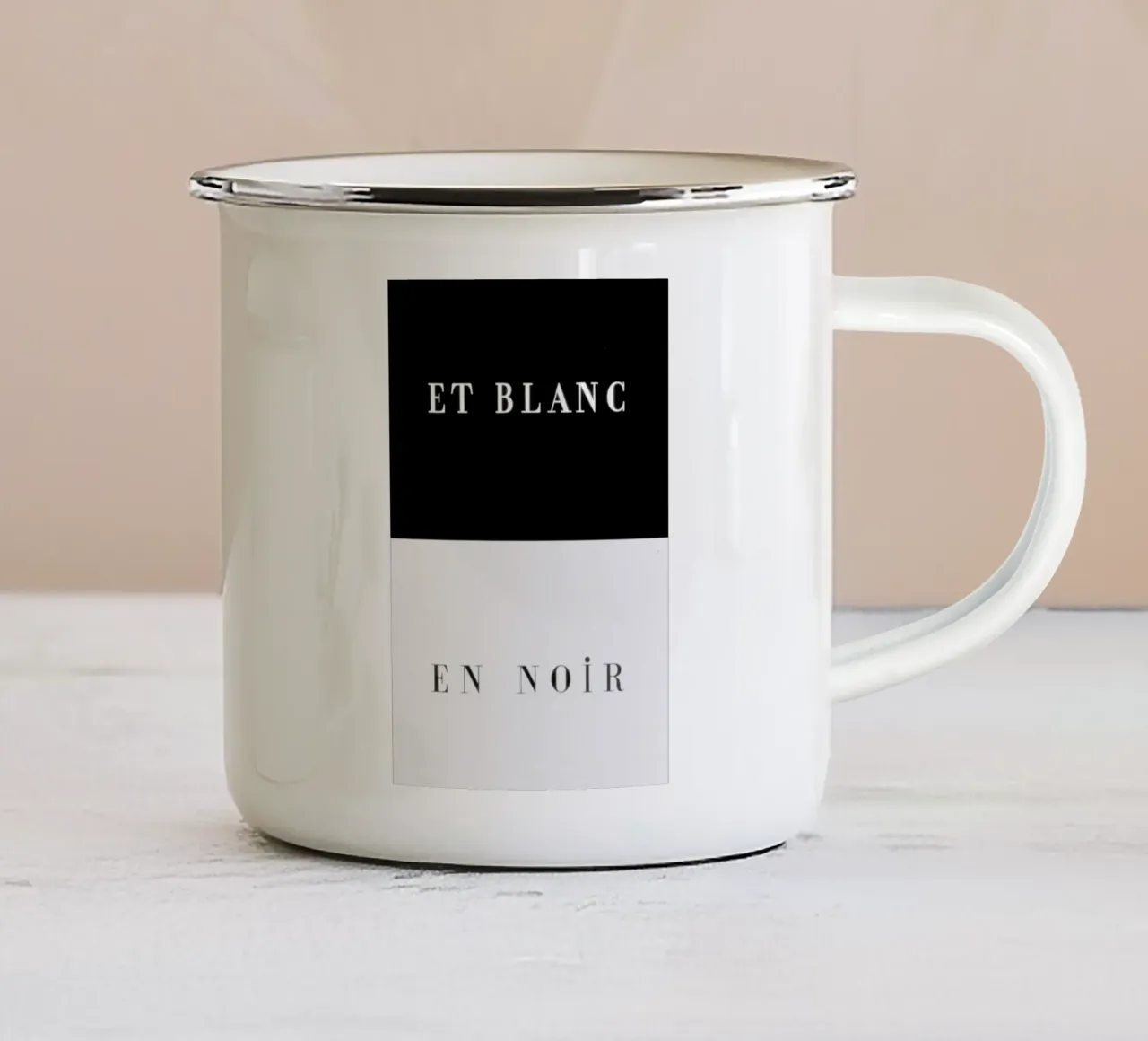 Et blanc en noir Emaille Tasse von Danny Ivan