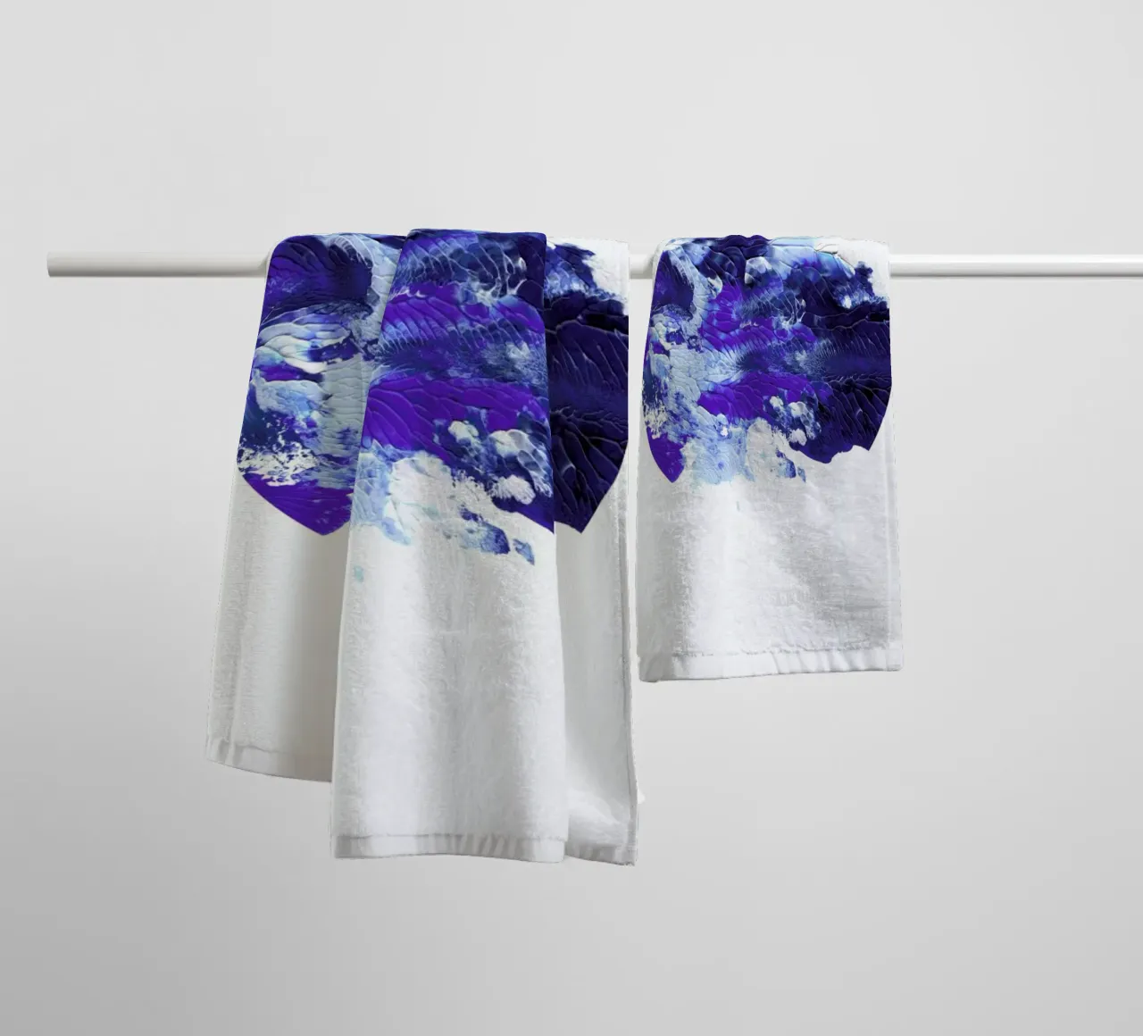 Holy Smudge (Blue) asciugamano da bagno da BlauMaschine