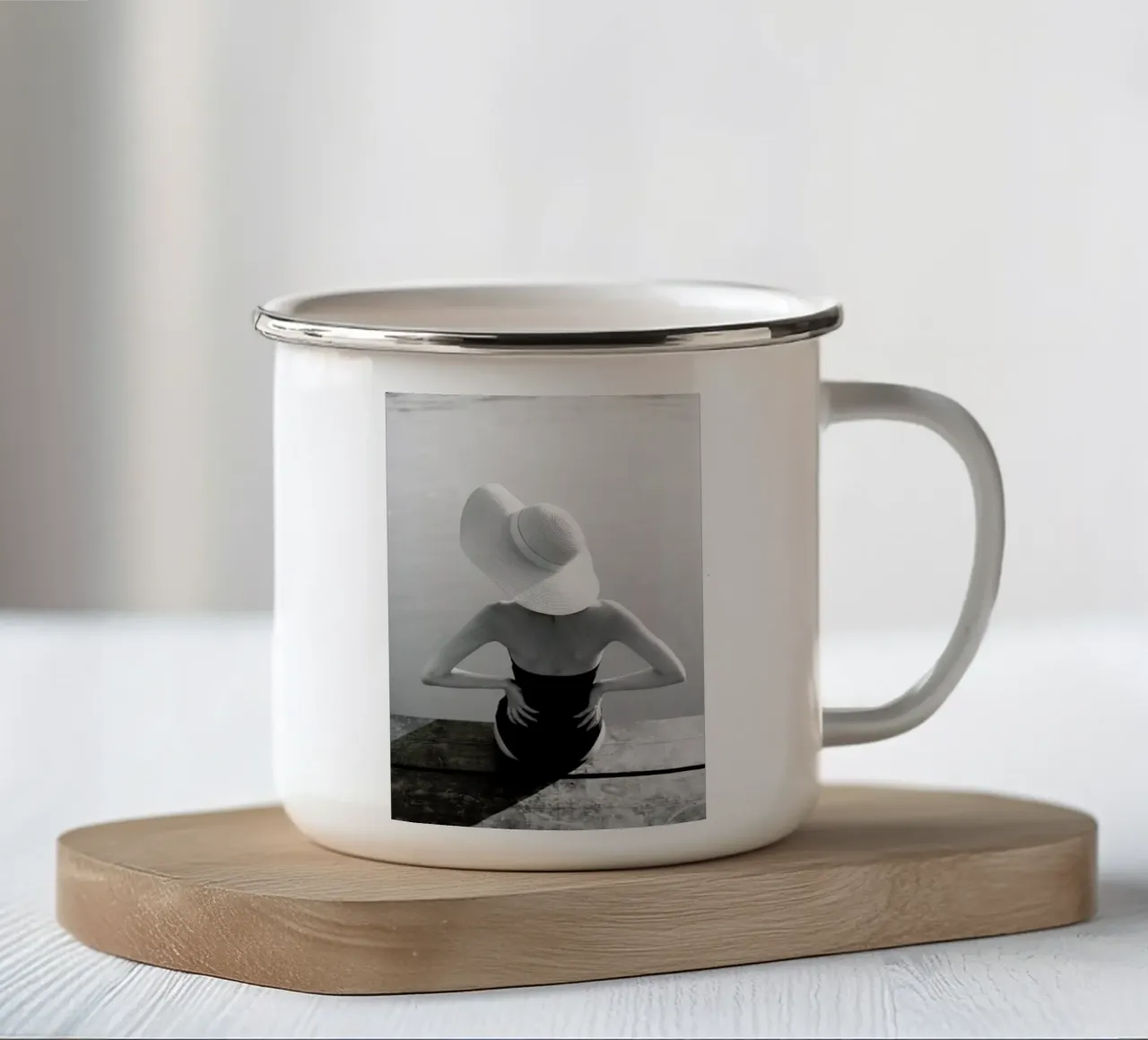 Beach Girl tazza in smalto da Jovana Rikalo