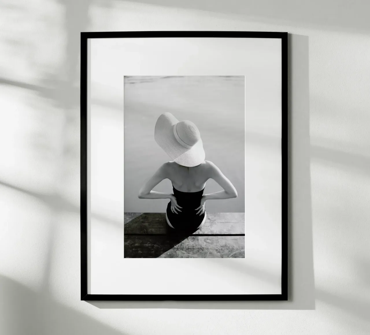Beach Girl poster con telaio in legno da Jovana Rikalo