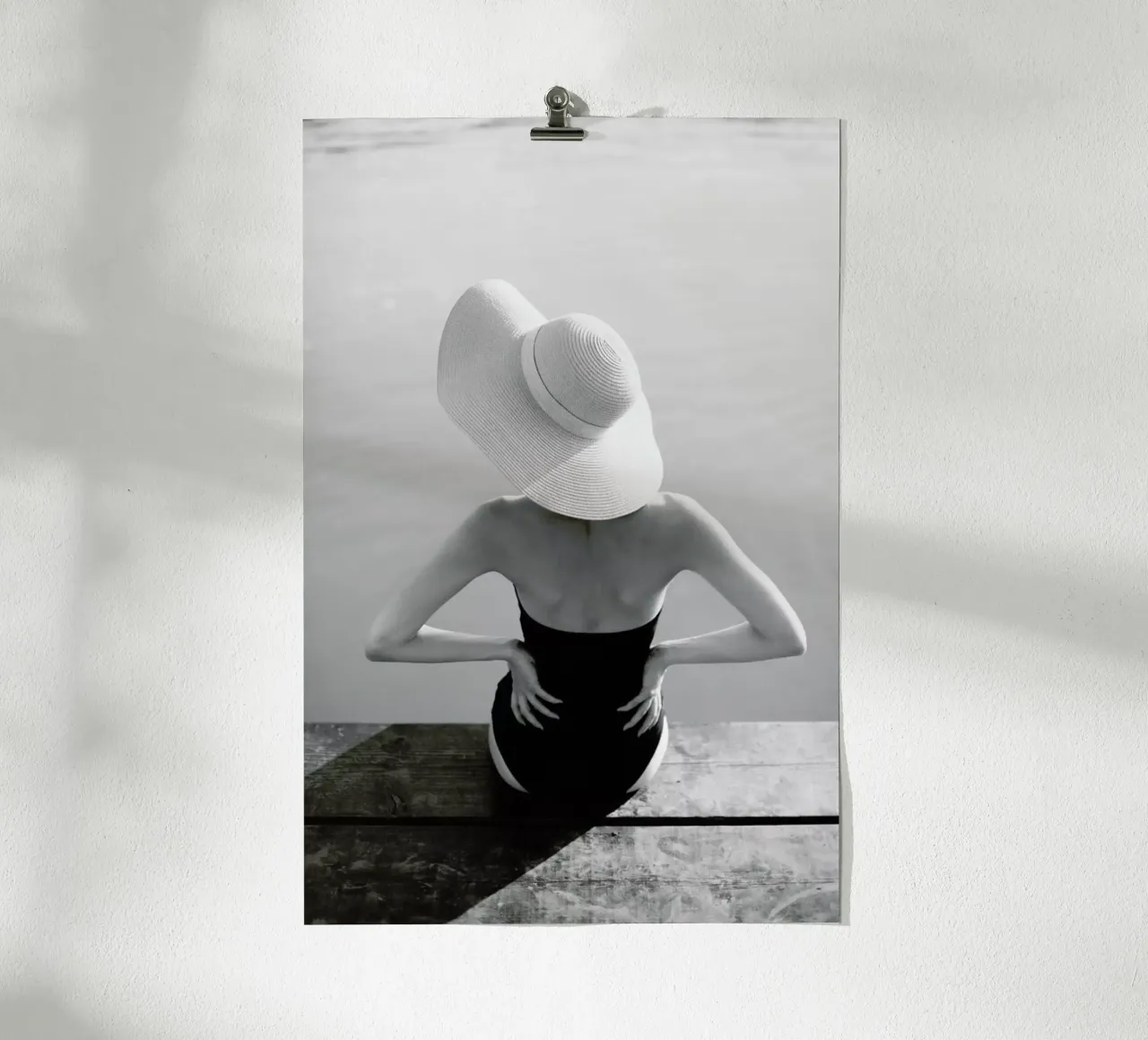 Beach Girl poster con telaio in legno da Jovana Rikalo
