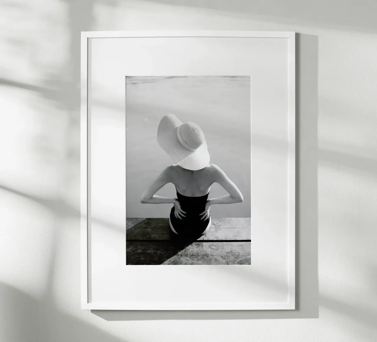 Beach Girl poster con telaio in legno da Jovana Rikalo
