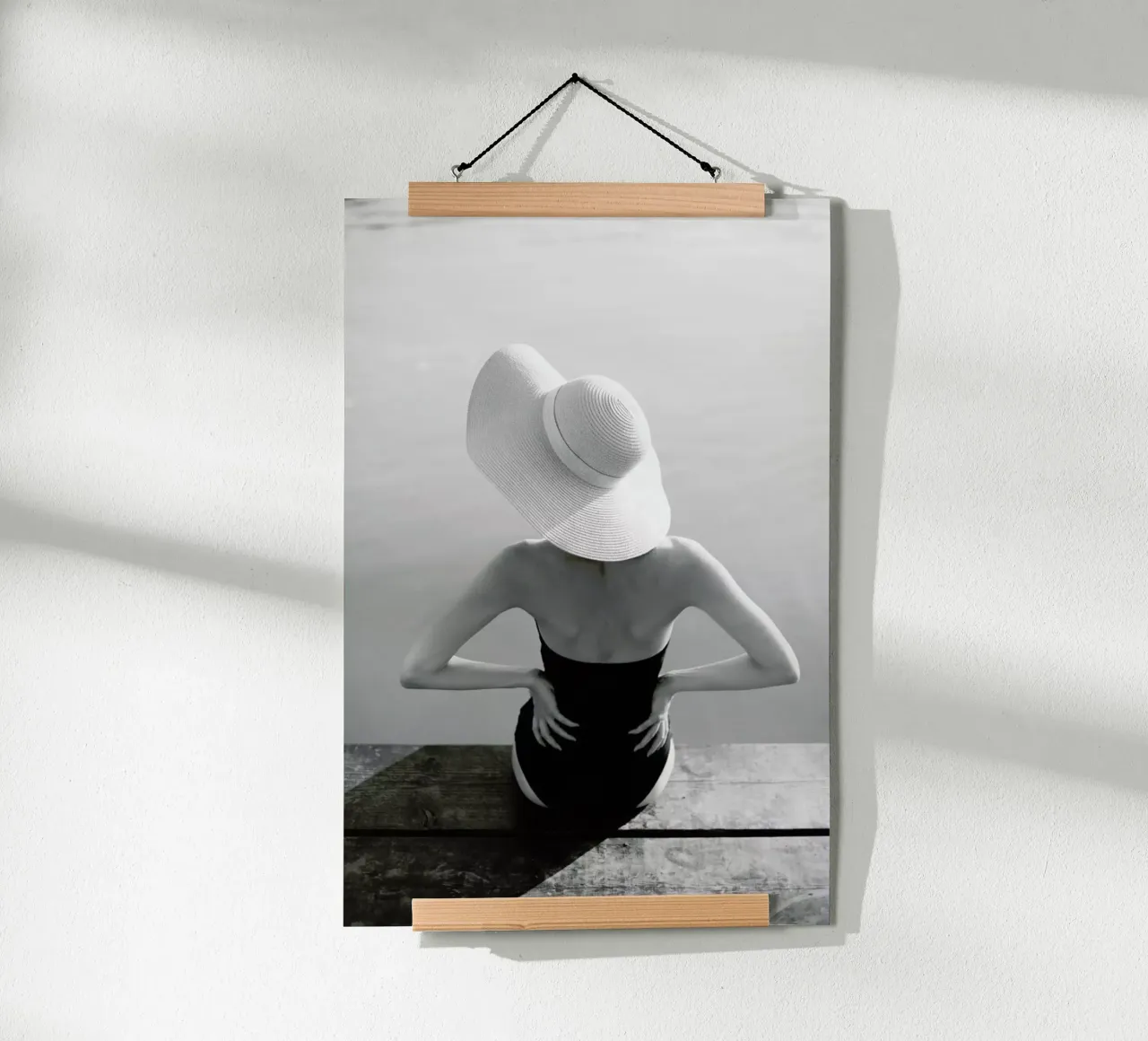 Beach Girl poster con telaio in legno da Jovana Rikalo