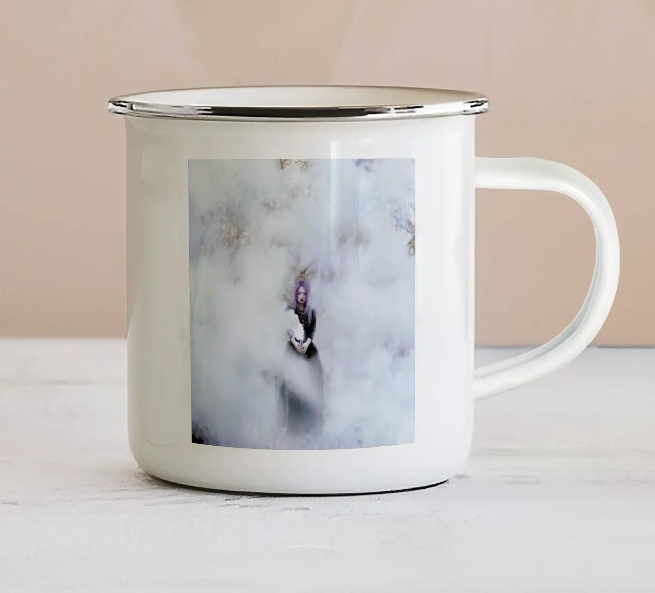 Girl In Smoke tazza in smalto da Jovana Rikalo