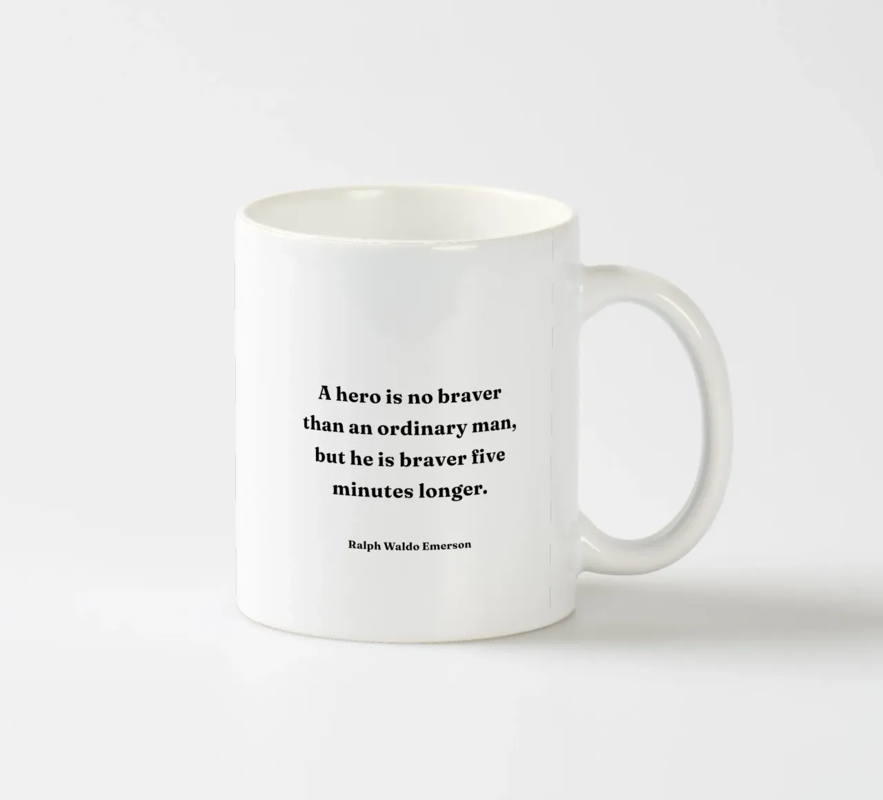 Un héros n'est pas plus courageux qu'un homme ordinaire citation mug en céramique de Paigaam Studio