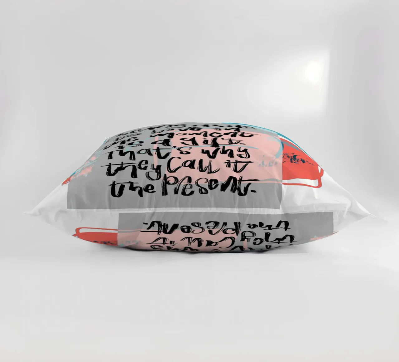 Being able to live in the moment is a gift. cuscino da LIMITED EDITION LETTERS