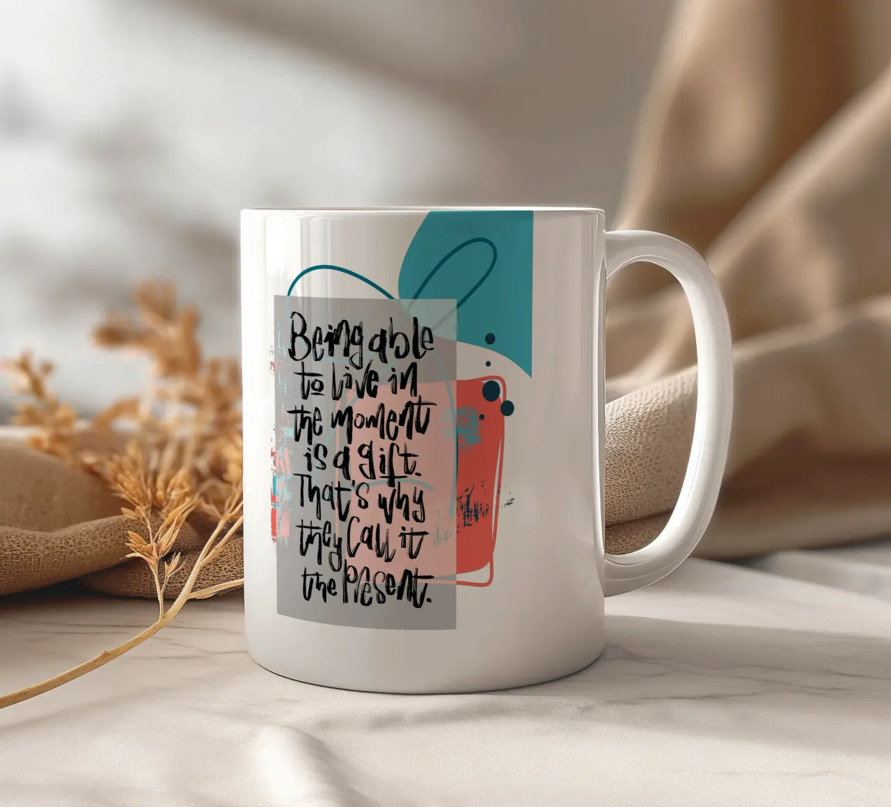 Being able to live in the moment is a gift. tazza in ceramica da LIMITED EDITION LETTERS