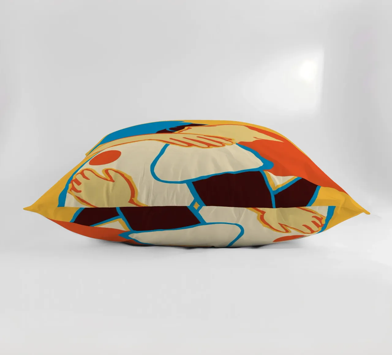 L'abbraccio colorato di due donne cuscino da tainah negreiros